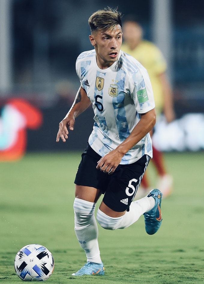 Lisandro Martinez akan berduet dengan Nicolas Otamendi untuk menjaga pertahanan Timnas Argentina.